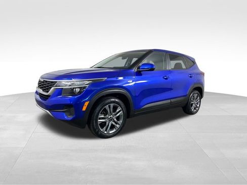 Used 2023 Kia Seltos LX image 2