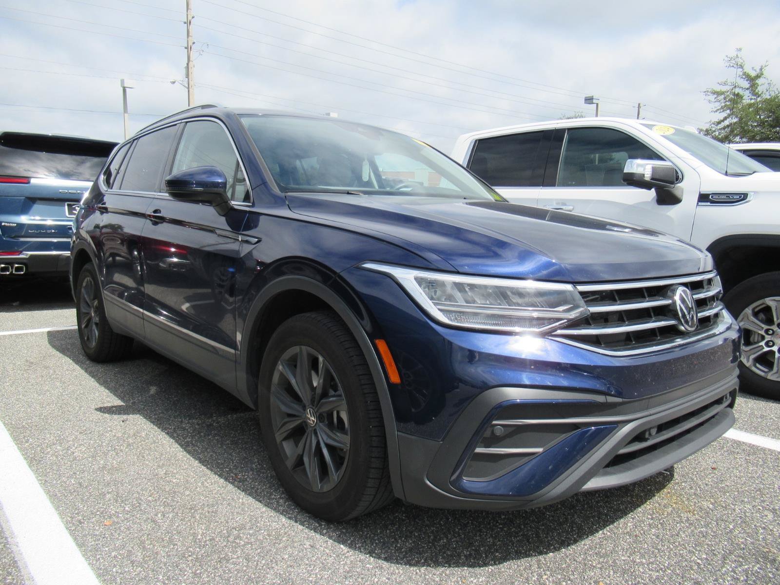 Used 2022 Volkswagen Tiguan SE FWD image 1