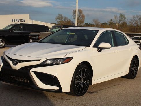 Used 2023 Toyota Camry SE image 9