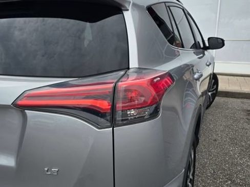 Used 2018 Toyota RAV4 LE FWD image 7
