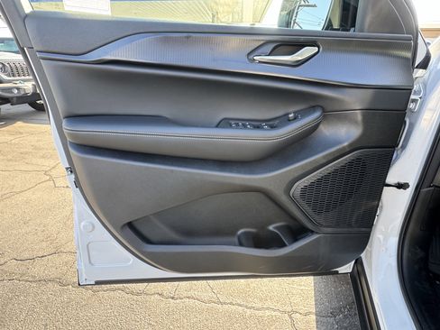 New 2025 Jeep Grand Cherokee Altitude image 18