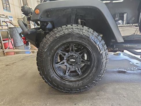 Used 2015 Jeep Wrangler Unlimited Rubicon w/ Connectivity Group AWD/4WD image 30