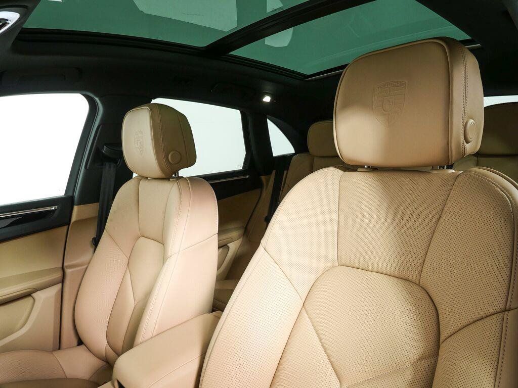 Certified 2026 Porsche Macan AWD/4WD image 5