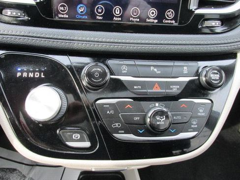 Used 2020 Chrysler Pacifica Limited image 13