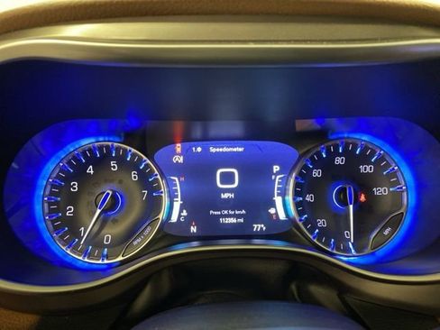 Used 2017 Chrysler Pacifica Limited w/ UConnect Theater Package FWD image 10