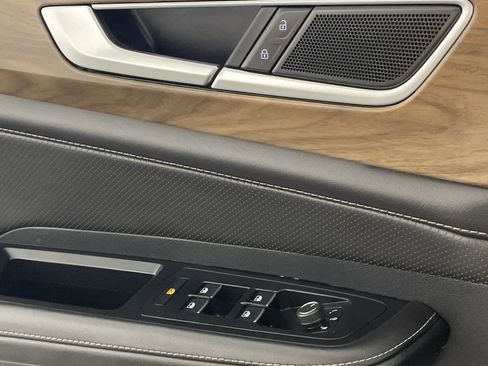 Used 2025 Volkswagen Atlas SE image 19