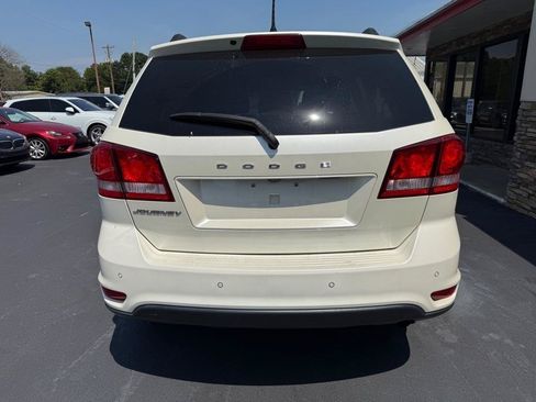 Used 2019 Dodge Journey SE FWD image 4