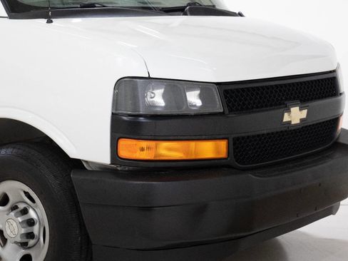 Used 2018 Chevrolet Express 2500 w/ Enhanced Convenience Package RWD image 10