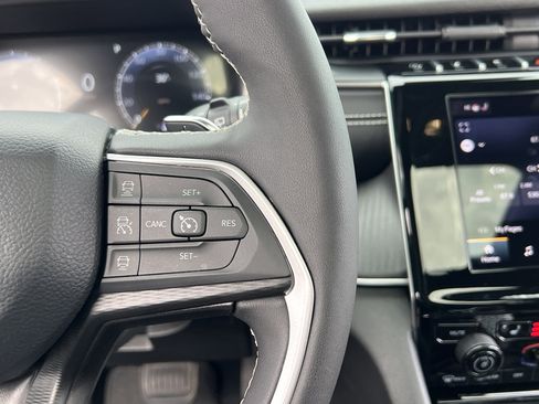 Used 2024 Jeep Grand Cherokee Altitude image 34