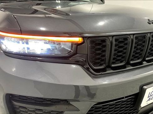 Used 2024 Jeep Grand Cherokee Altitude image 33