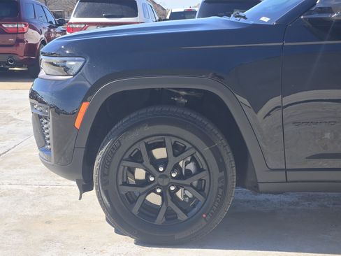 New 2026 Jeep Grand Cherokee Altitude image 5