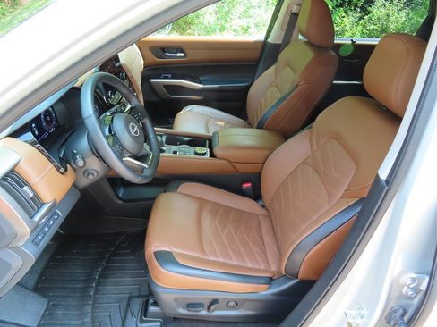 Used 2024 Nissan Pathfinder Platinum w/ Cargo Package AWD/4WD image 28