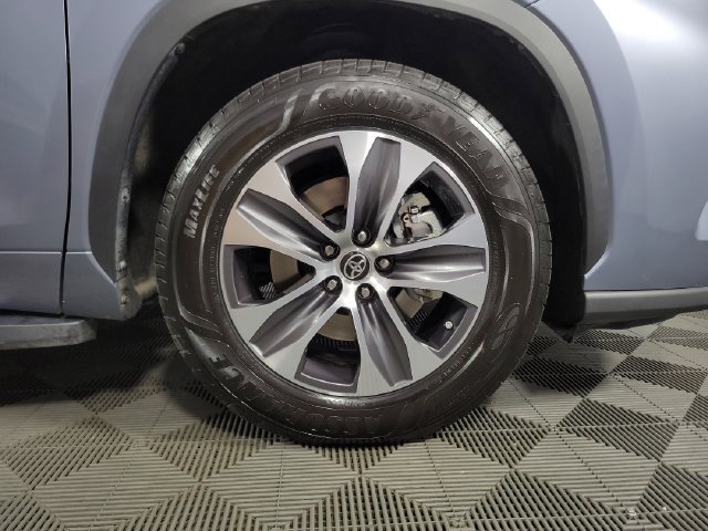 Used 2021 Toyota Highlander XLE FWD image 11