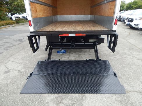 Used 2018 Isuzu NPR image 12