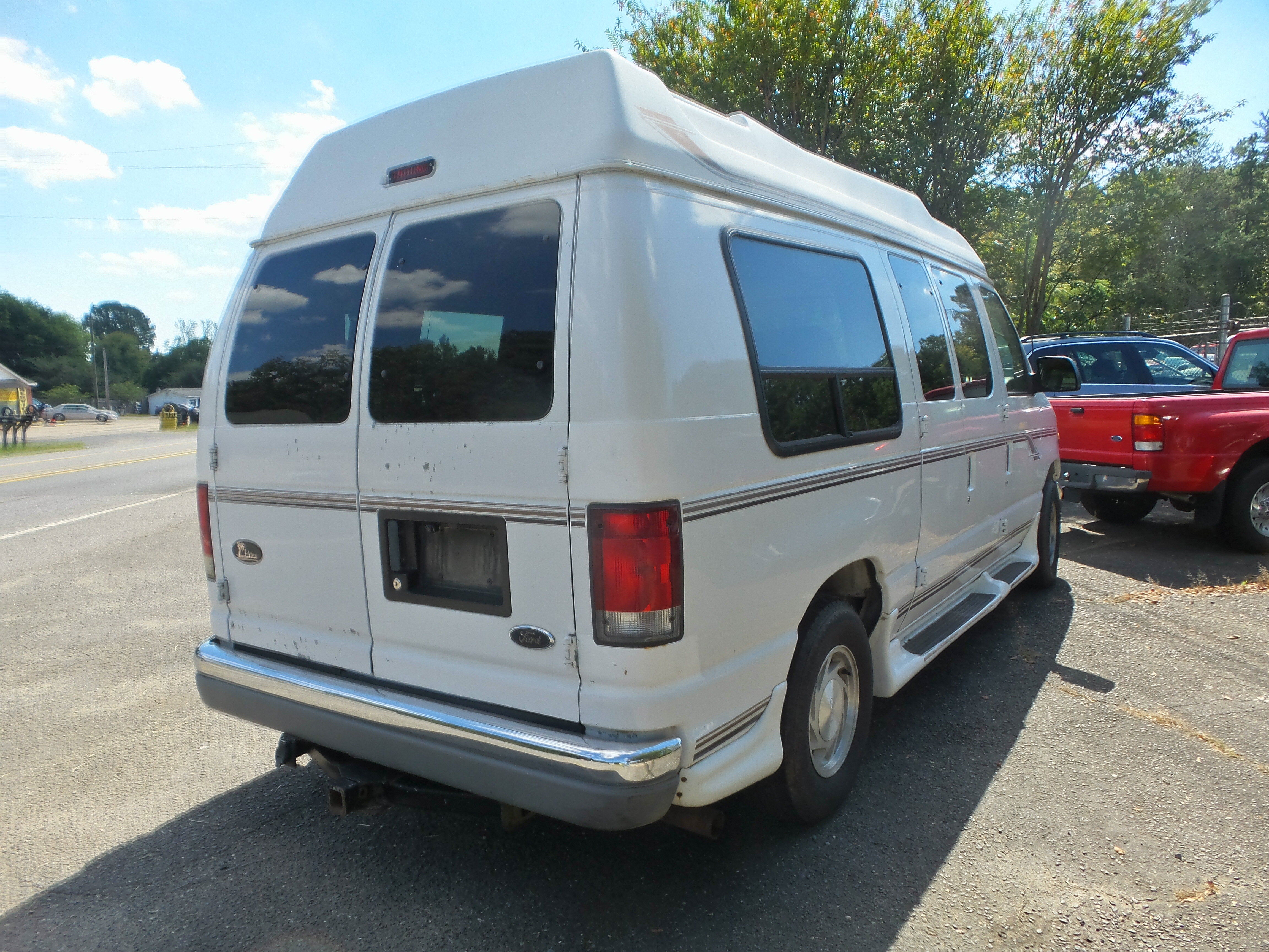 Used 2000 Ford E-150 and Econoline 150 RWD image 2