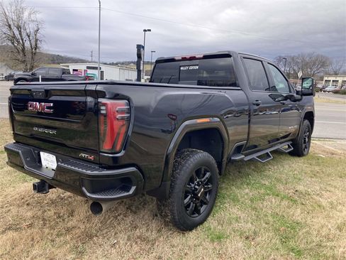 Used 2024 GMC Sierra 2500 AT4 w/ AT4 Preferred Package image 4