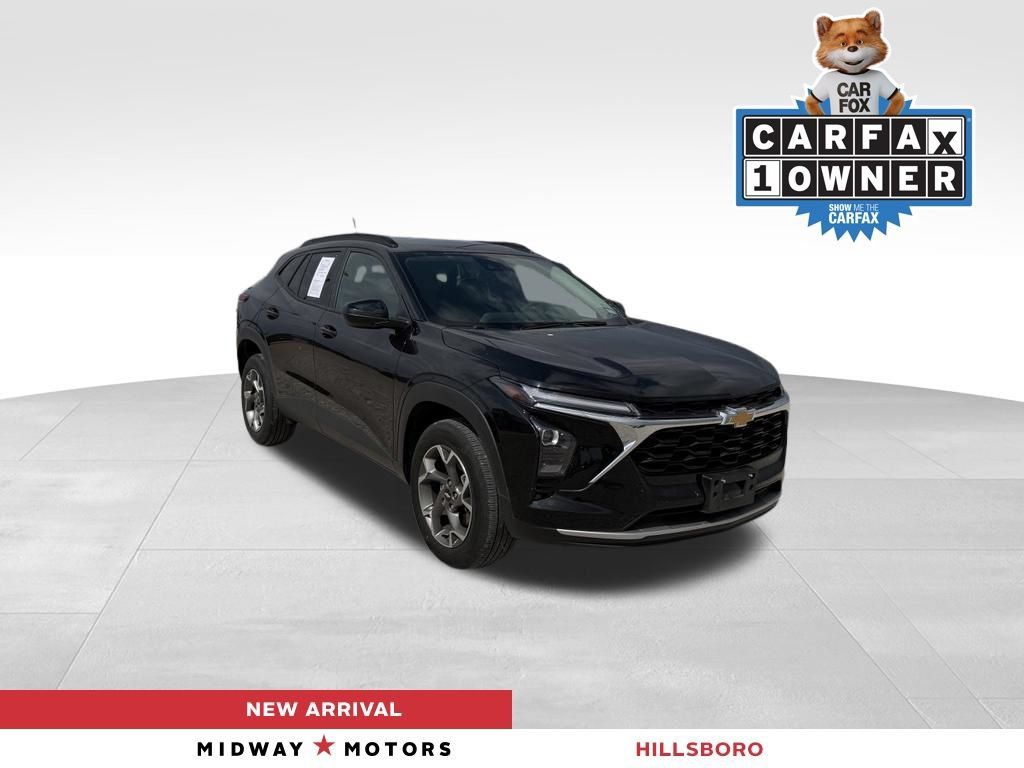 Used 2025 Chevrolet Trax LT FWD image 1