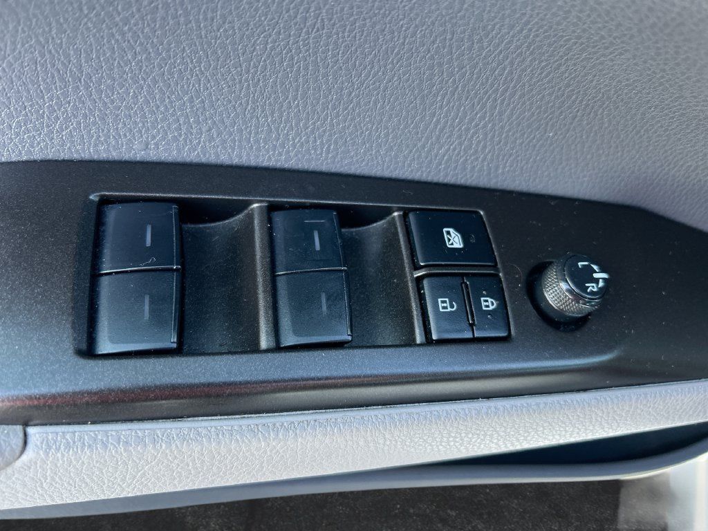 Used 2023 Toyota Camry SE FWD image 13