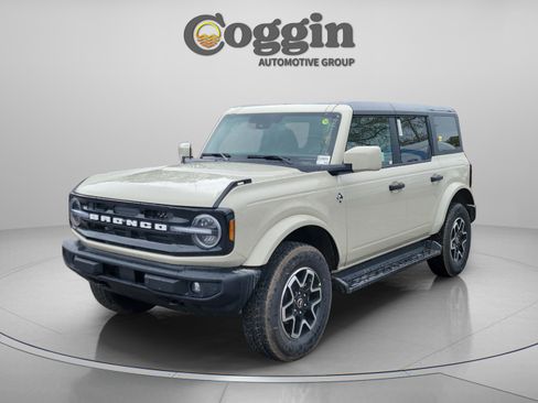 New 2026 Ford Bronco Outer Banks AWD/4WD image 1