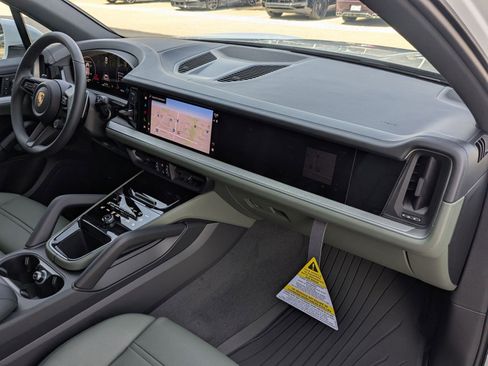 New 2026 Porsche Cayenne image 25