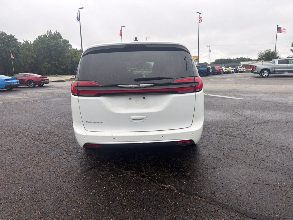 Used 2024 Chrysler Pacifica Touring-L FWD image 5