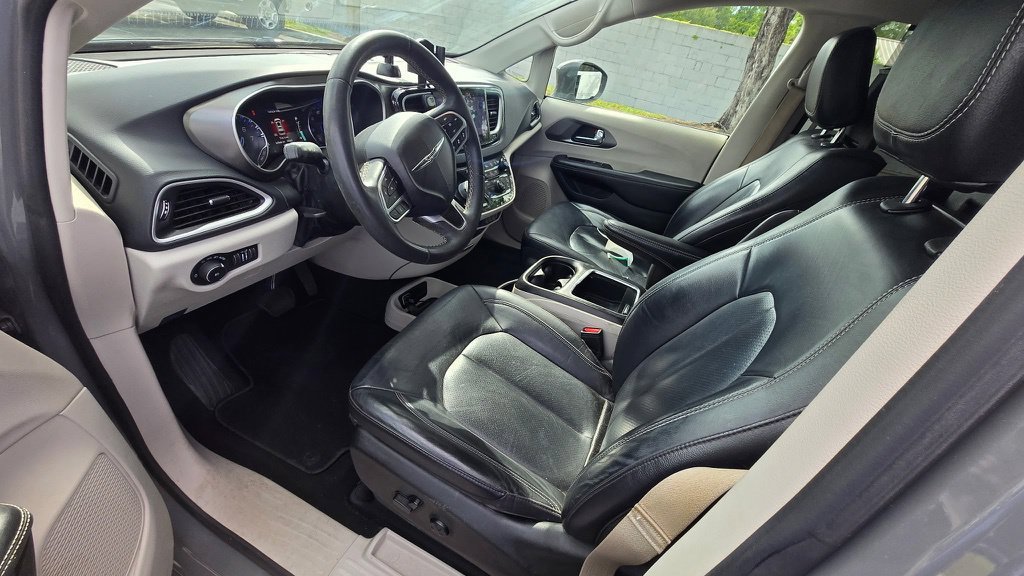 Used 2022 Chrysler Pacifica Touring-L w/ Uconnect Theater Family Group FWD image 12