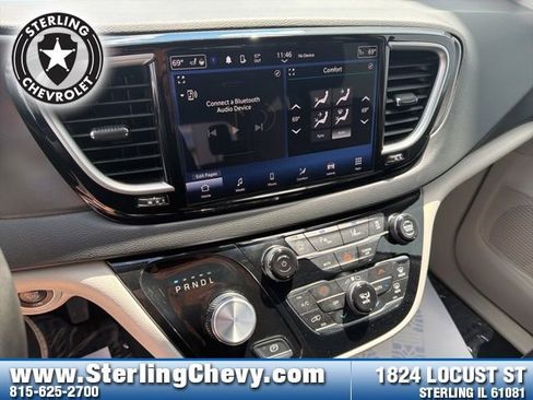 Used 2024 Chrysler Pacifica Touring-L FWD image 19