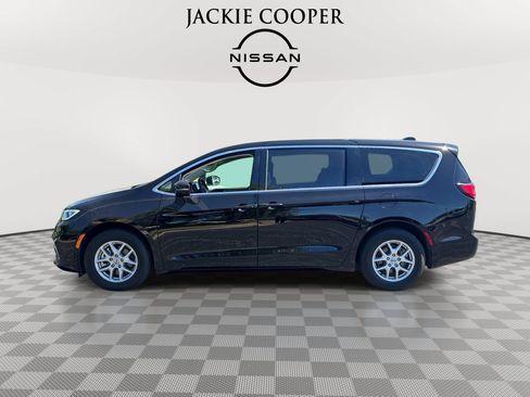 Used 2024 Chrysler Pacifica Touring-L FWD image 8