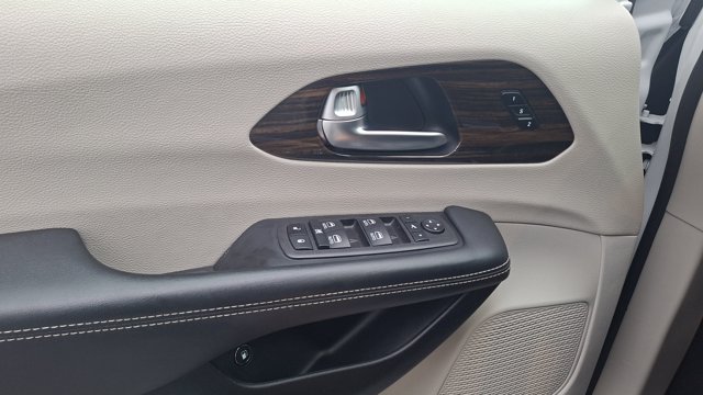 Used 2023 Chrysler Pacifica Limited FWD image 17