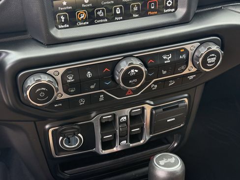 Used 2021 Jeep Wrangler Unlimited Sahara AWD/4WD image 22