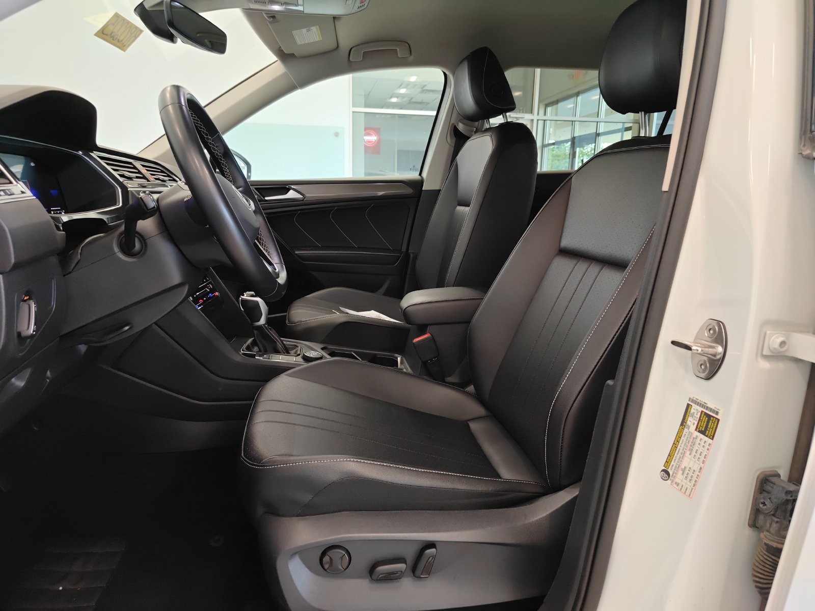Used 2024 Volkswagen Tiguan SE AWD/4WD image 9