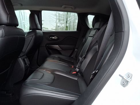Used 2019 Jeep Cherokee Latitude Plus w/ Cold Weather Group AWD/4WD image 10