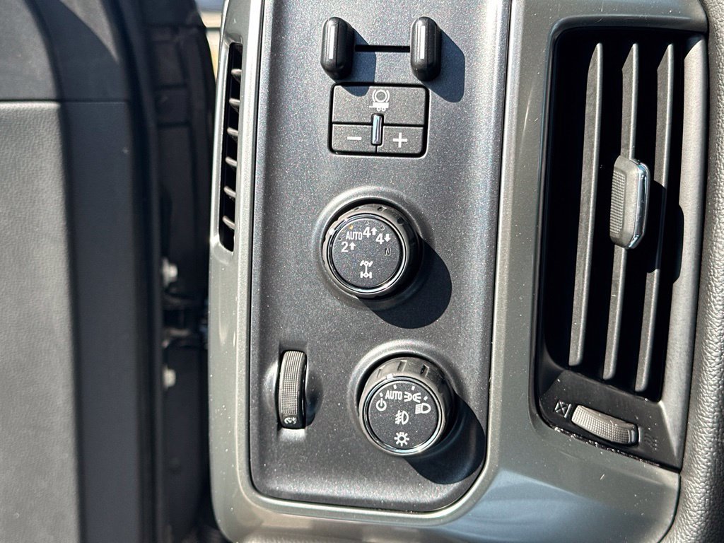 Used 2018 Chevrolet Silverado 1500 LT w/ All Star Edition AWD/4WD image 34