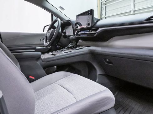 Used 2024 Toyota Sienna LE w/ LE Plus Package FWD image 13