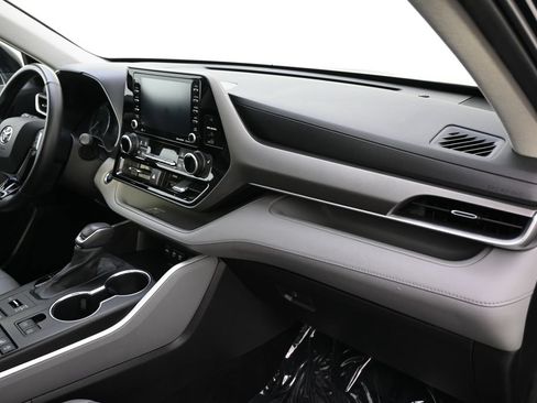 Used 2021 Toyota Highlander XLE AWD/4WD image 13