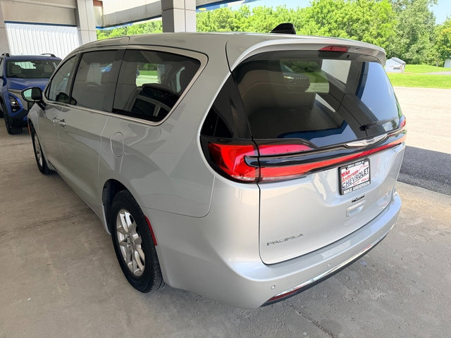 Used 2024 Chrysler Pacifica Touring-L FWD image 10