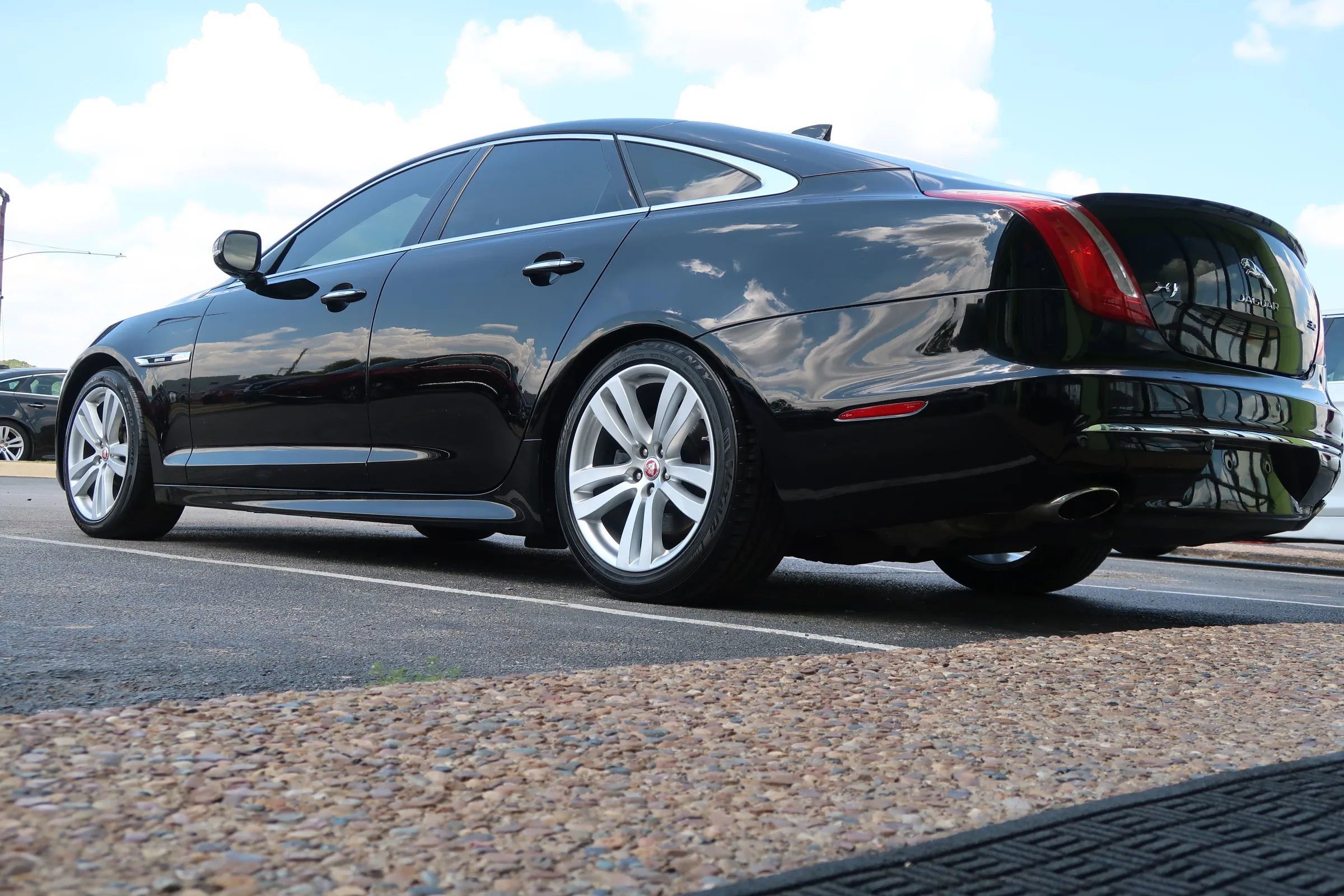 Used 2017 Jaguar XJ R-Sport RWD image 11