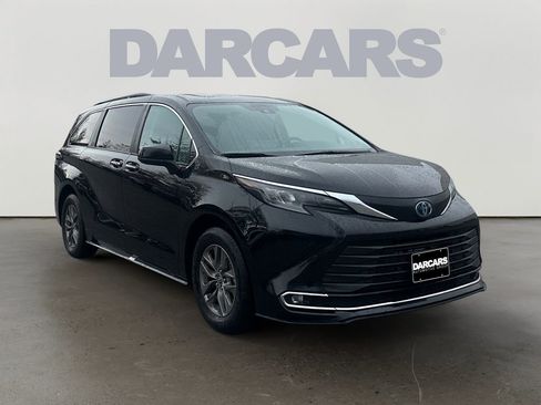 Used 2024 Toyota Sienna XLE image 1