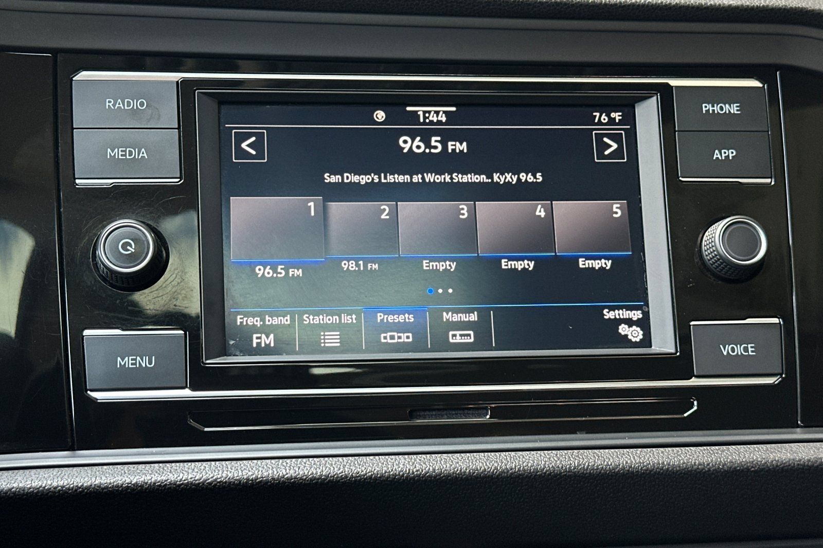 Used 2023 Volkswagen Jetta SE w/ Panoramic Sunroof Package FWD image 17