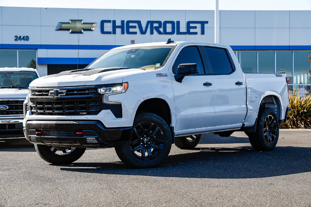 Used 2025 Chevrolet Silverado 1500 LT Trail Boss w/ Convenience Package II AWD/4WD image 1