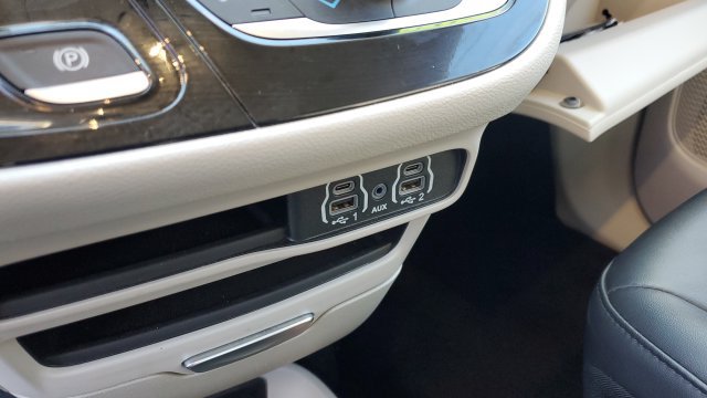 Used 2024 Chrysler Pacifica Touring-L FWD image 18