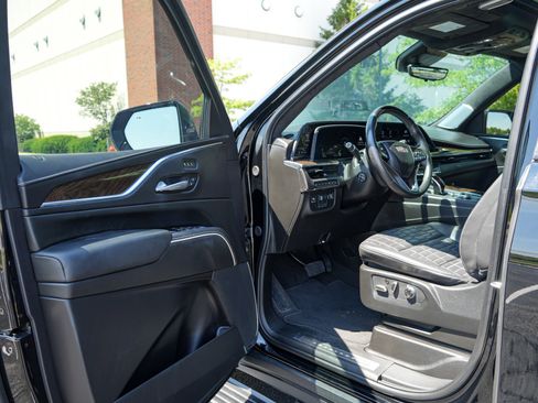 Used 2024 Cadillac Escalade ESV Sport Platinum w/ LPO, ONYX Package AWD/4WD image 11