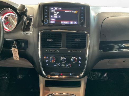 Used 2019 Dodge Grand Caravan SXT FWD image 11