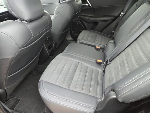 Used 2025 Mitsubishi Outlander SE image 20