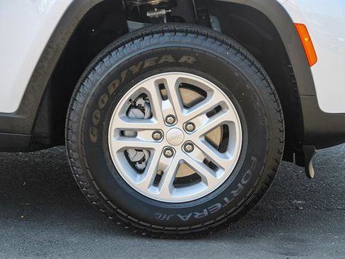 New 2025 Jeep Grand Cherokee Laredo image 9