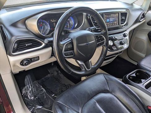 Used 2020 Chrysler Pacifica Touring-L FWD image 10