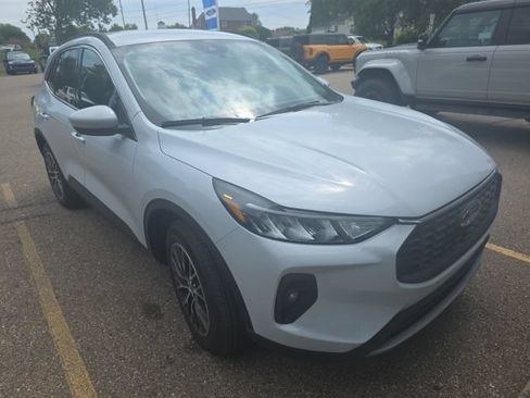 Used 2025 Ford Escape SE FWD image 2