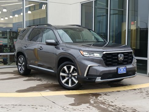 New 2025 Honda Pilot Touring image 2
