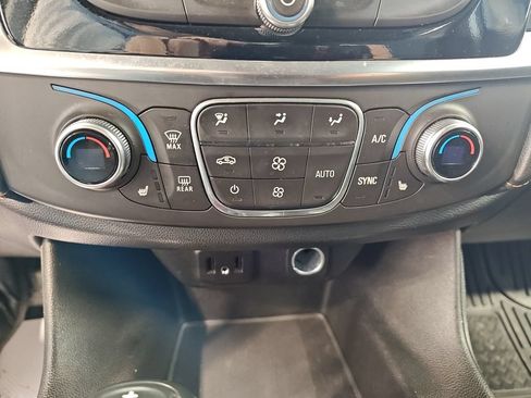 Used 2018 Chevrolet Traverse LT AWD/4WD image 23