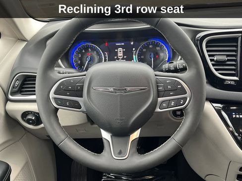 Used 2024 Chrysler Pacifica Touring-L image 20